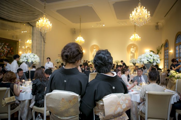 結婚式に正礼装を着て参列するご家族