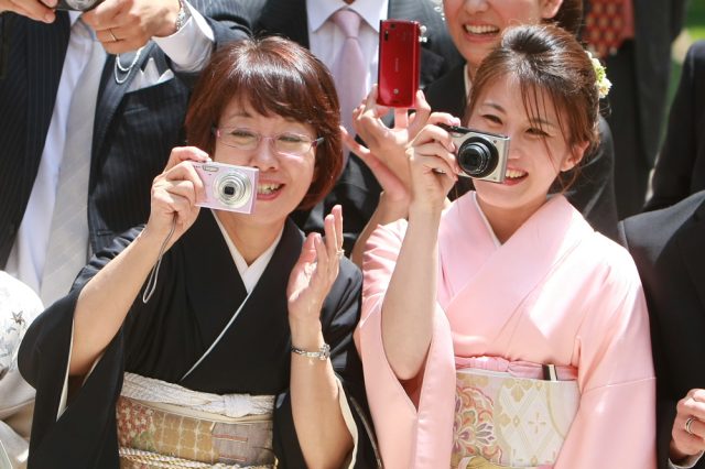 結婚式を楽しむお母様とお姉様