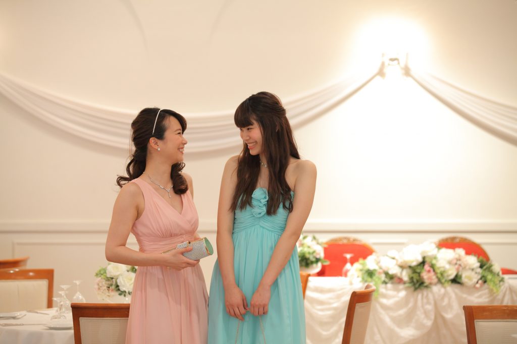 の結婚式に参列しているゲスト